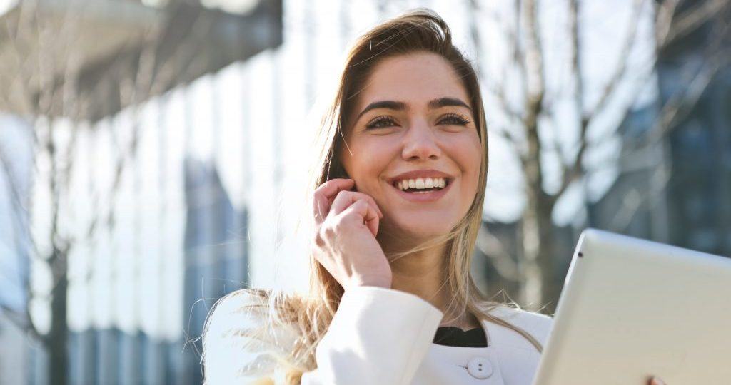businesswoman call career 789822 e1554410027626 businesswoman call career 789822 e1554410027626